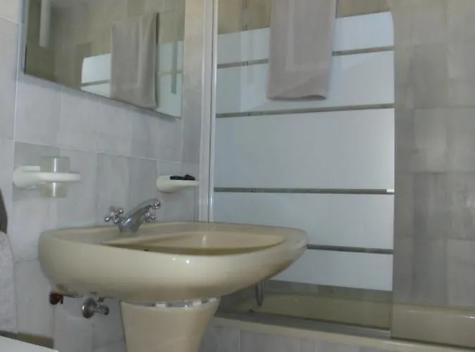 Front Line - 2 Bedroom & 2 Bathrooms Apartment *